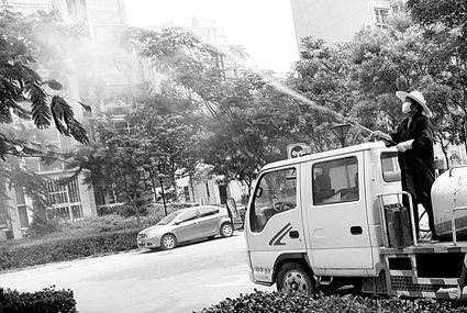 今天上午,龍澤苑西區(qū)內,物業(yè)工作人員正在給綠化帶噴灑農藥消殺蜱蟲 攝/記者徐超 今天上午,龍澤苑西區(qū)內,物業(yè)工作人員正在給綠化帶噴灑農藥消殺蜱蟲 攝/記者徐超