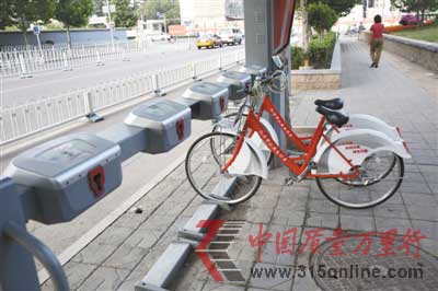昨日,北京天壇東門(mén)附近的公共自行車(chē)租車(chē)點(diǎn),一些自行車(chē)還未歸還。公共自行車(chē)使用率和周轉(zhuǎn)率持續(xù)上升,工作日車(chē)輛周轉(zhuǎn)率已超2.5次。9月、10月,有些站的車(chē)輛周轉(zhuǎn)率一天超過(guò)10次。